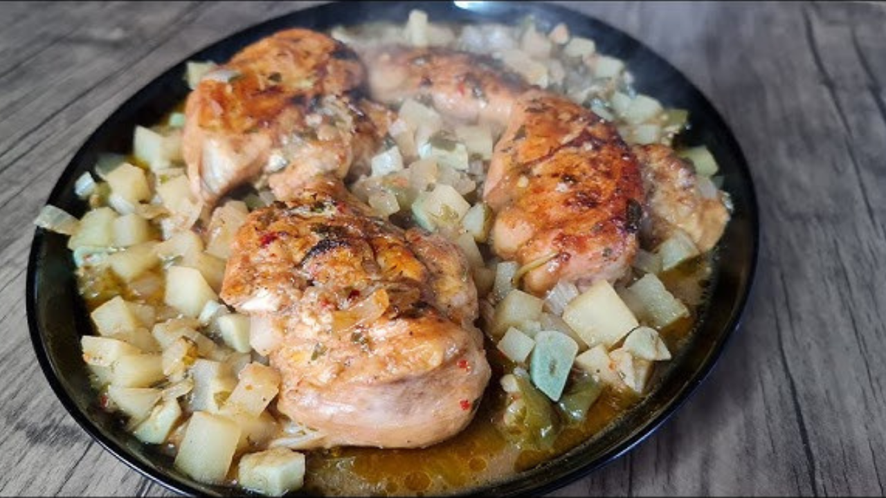 صواني دجاج مسحب يوناني/ارز ابيض لبن